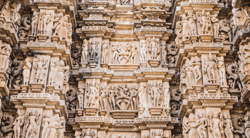 Foto de templo con escenas del kamasutra