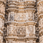 Foto de templo con escenas del kamasutra