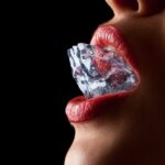 Cubos de Hielo en boca de mujer