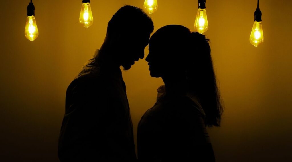Pareja en ambiente romántico para pedir noviazgo