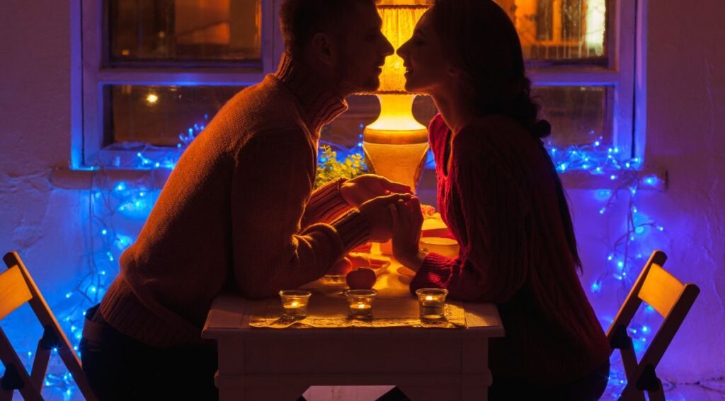 Pareja celebrando Dia de los novios