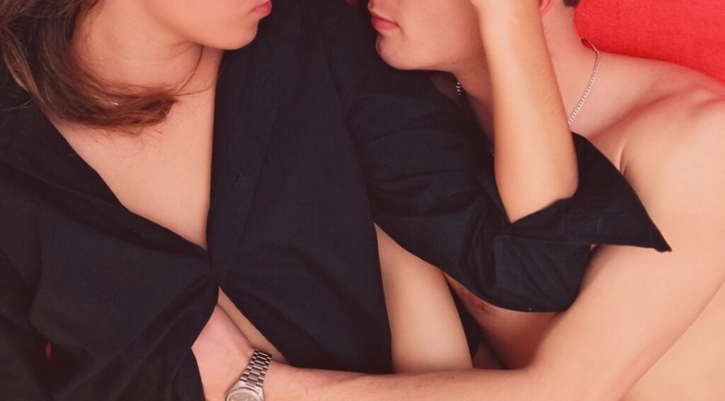 imagen de pareja practicando petting