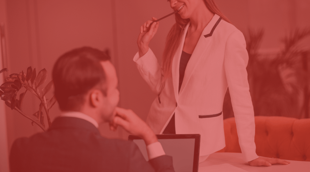 Pareja participando en juegos de roles para fortalecer la conexion y agregar diversión a la relacion