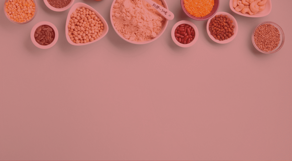 Imagen de una selección de alimentos energizantes recomendados para consumir después del sexo, como proteínas, frutos secos y batidos naturales