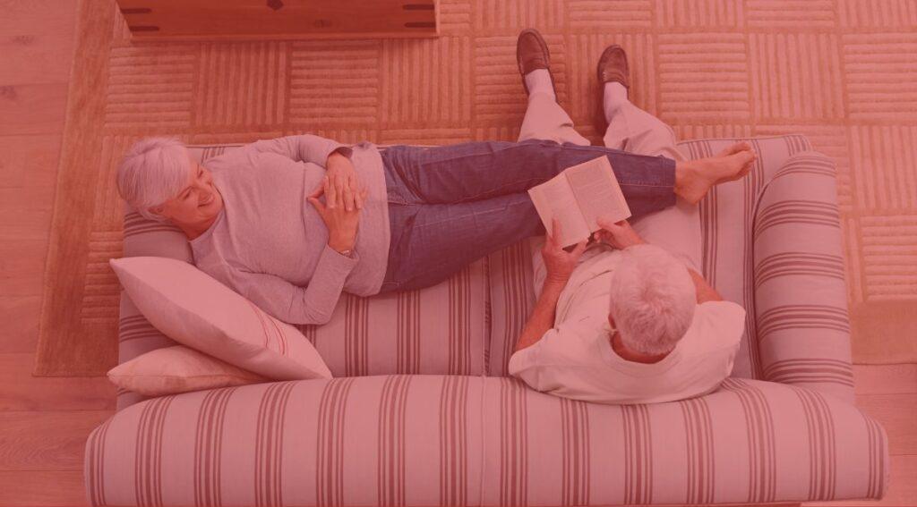 Imagen de una pareja mostrando un ejemplo de lenguaje del amor, como tiempo de calidad o palabras de afirmacion