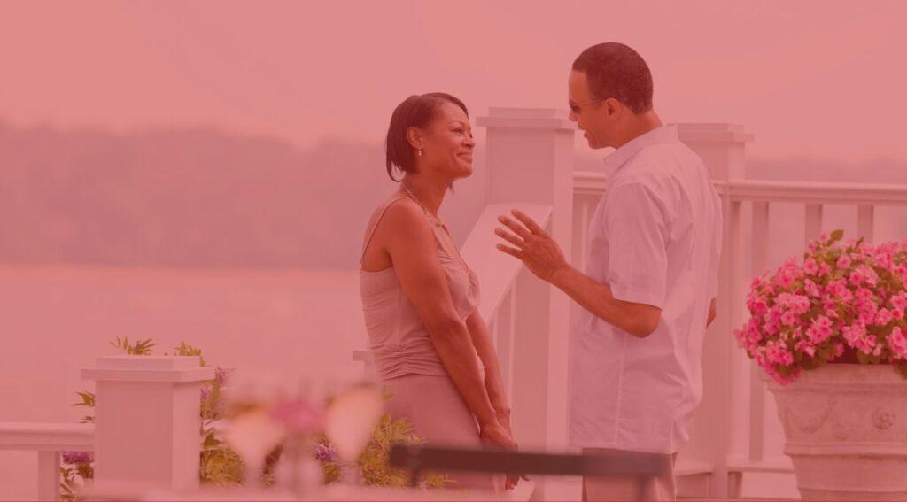 pareja manteniendo una conversación sobre sexualidad