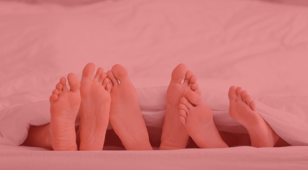 Imagen que retrata una relación poliamorosa